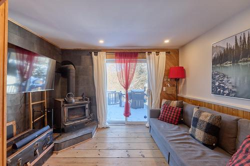 Salon - 4 Ch. Vaillancourt, Saint-Donat, QC - Indoor Photo Showing Living Room With Fireplace