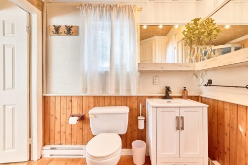 Bathroom - 4 Ch. Vaillancourt, Saint-Donat, QC - Indoor Photo Showing Bathroom
