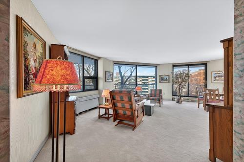 Salon - 605-3 Boul. Simard, Saint-Lambert, QC - Indoor