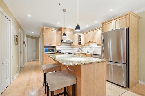 Cuisine - 2-38 Av. Ste-Hélène, Saint-Lambert, QC - Indoor Photo Showing Kitchen With Upgraded Kitchen