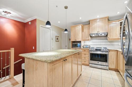 Cuisine - 2-38 Av. Ste-Hélène, Saint-Lambert, QC - Indoor Photo Showing Kitchen With Upgraded Kitchen