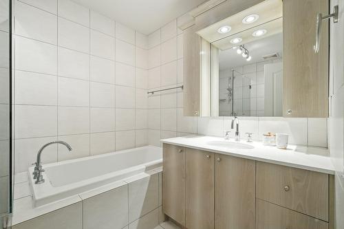 Salle de bains - 2-38 Av. Ste-Hélène, Saint-Lambert, QC - Indoor Photo Showing Bathroom