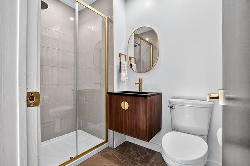 Salle de bains attenante à la CCP - 9 Av. De Val-Soleil, Pointe-Claire, QC - Indoor Photo Showing Bathroom