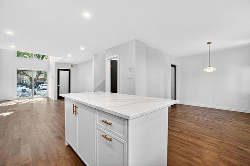 Vue d'ensemble - 9 Av. De Val-Soleil, Pointe-Claire, QC - Indoor Photo Showing Kitchen