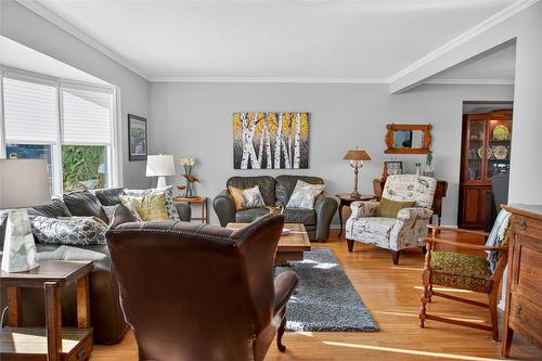 1320 15Th Street, Cranbrook, BC - Indoor Photo Showing Living Room
