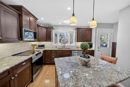 1320 15Th Street, Cranbrook, BC - Indoor Photo Showing Kitchen With Upgraded Kitchen