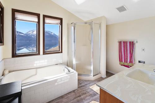 9873 3A Highway, Kuskanook, BC - Indoor Photo Showing Bathroom