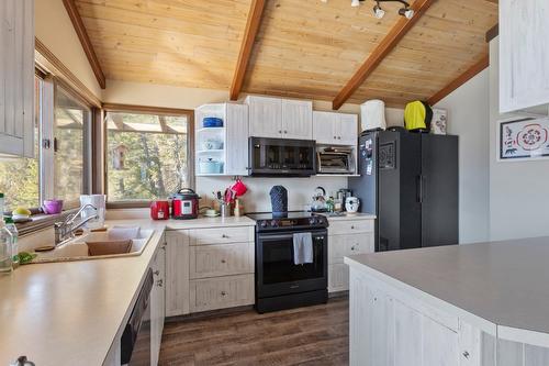 9873 3A Highway, Kuskanook, BC - Indoor Photo Showing Kitchen