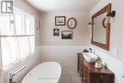 Family bathroom (upstairs) - 
