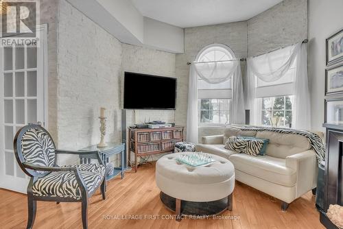 28 Hewitt Place, Barrie, ON - Indoor Photo Showing Living Room