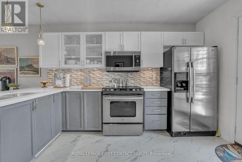 28 Hewitt Place, Barrie, ON - Indoor Photo Showing Kitchen With Upgraded Kitchen