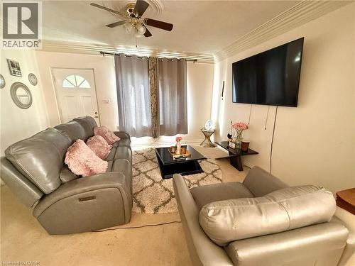 17 Lyons Avenue, Welland, ON - Indoor Photo Showing Living Room