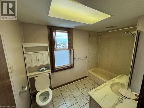 17 Lyons Avenue, Welland, ON - Indoor