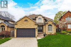 6 WINDMILL Place  Dundas, ON L9M 6V9