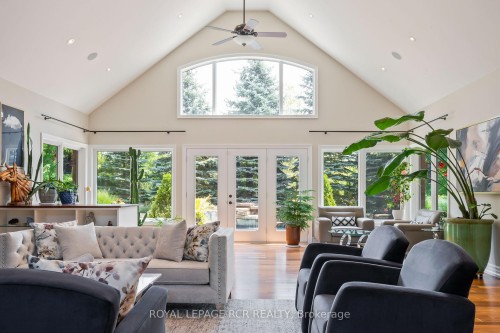 9727 Dundas Street E, Erin, ON - Indoor Photo Showing Living Room