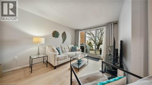 36 Hayhurst Road Unit# 136, Brantford, ON - Indoor Photo Showing Living Room