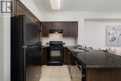 Kitchen with quartz counters - 