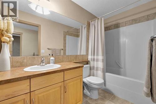 4-pc bath - 270 Everstone Drive Sw, Calgary, AB - Indoor Photo Showing Bathroom