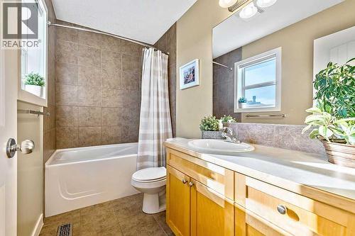 718 Hamptons Bay Se, High River, AB - Indoor Photo Showing Bathroom