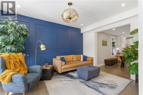 15 Century Street, Hamilton, ON - Indoor Photo Showing Living Room
