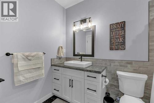 5 Leonard Close, Sylvan Lake, AB - Indoor Photo Showing Bathroom