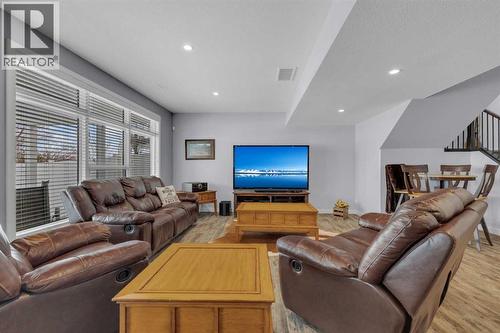 5 Leonard Close, Sylvan Lake, AB - Indoor Photo Showing Living Room