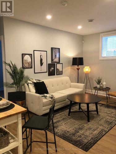 559 Mutual Street, Ottawa, ON - Indoor Photo Showing Living Room