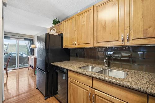 119 Ashford Drive, Winnipeg, MB - Indoor Photo Showing Kitchen With Double Sink