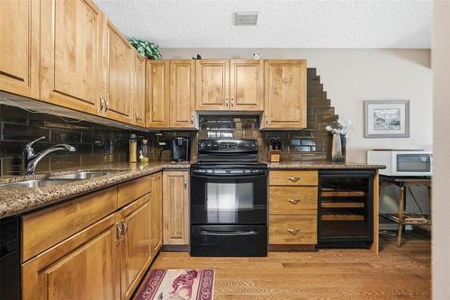 119 Ashford Drive, Winnipeg, MB - Indoor Photo Showing Kitchen With Double Sink