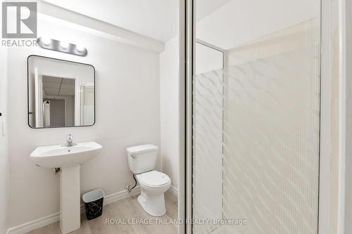 959 Prosperity Court, London East (East D), ON - Indoor Photo Showing Bathroom