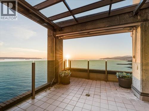 10 2250 Bellevue Avenue, West Vancouver, BC - Outdoor With Body Of Water With Exterior