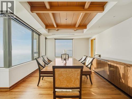 10 2250 Bellevue Avenue, West Vancouver, BC - Indoor Photo Showing Dining Room