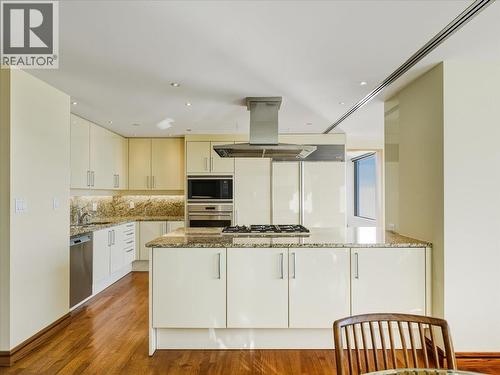 10 2250 Bellevue Avenue, West Vancouver, BC - Indoor Photo Showing Kitchen With Upgraded Kitchen
