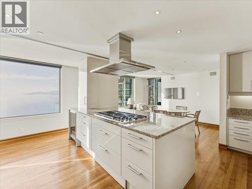 10 2250 Bellevue Avenue, West Vancouver, BC - Indoor Photo Showing Kitchen With Upgraded Kitchen