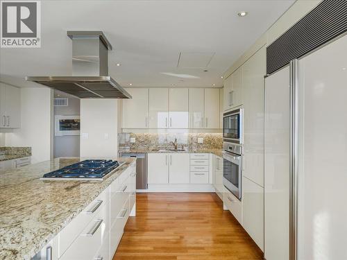 10 2250 Bellevue Avenue, West Vancouver, BC - Indoor Photo Showing Kitchen With Upgraded Kitchen