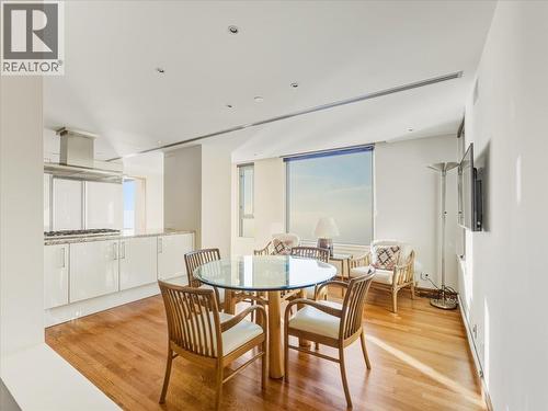 10 2250 Bellevue Avenue, West Vancouver, BC - Indoor Photo Showing Dining Room
