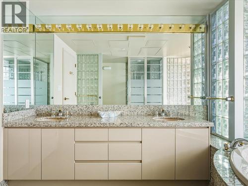10 2250 Bellevue Avenue, West Vancouver, BC - Indoor Photo Showing Bathroom