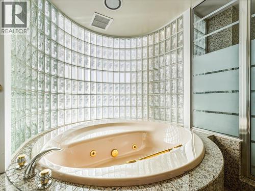 10 2250 Bellevue Avenue, West Vancouver, BC - Indoor Photo Showing Bathroom