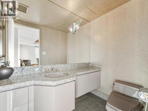 10 2250 Bellevue Avenue, West Vancouver, BC - Indoor Photo Showing Bathroom