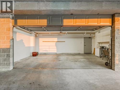 10 2250 Bellevue Avenue, West Vancouver, BC - Indoor Photo Showing Garage