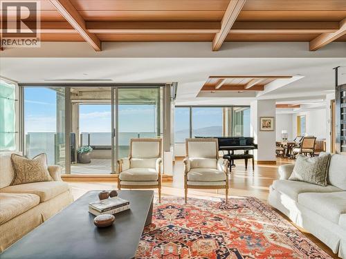 10 2250 Bellevue Avenue, West Vancouver, BC - Indoor Photo Showing Living Room