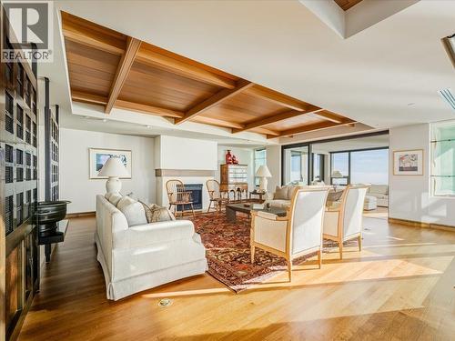 10 2250 Bellevue Avenue, West Vancouver, BC - Indoor Photo Showing Living Room With Fireplace
