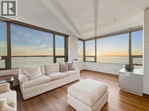10 2250 Bellevue Avenue, West Vancouver, BC - Indoor Photo Showing Living Room
