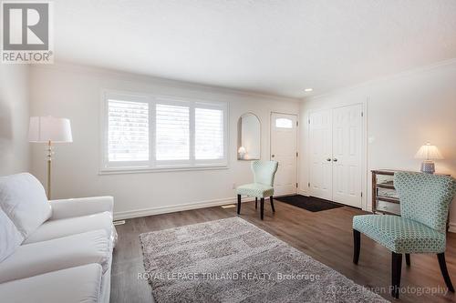 1058 Chippewa Drive, London East (East D), ON - Indoor Photo Showing Living Room