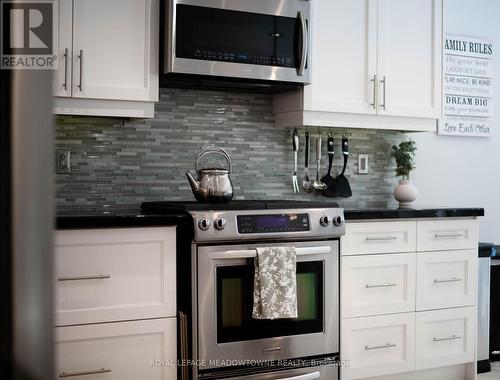 19 Grist Mill Drive, Halton Hills, ON - Indoor Photo Showing Kitchen With Stainless Steel Kitchen With Upgraded Kitchen