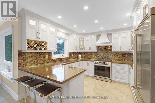 1760 Featherston Court, Mississauga, ON - Indoor Photo Showing Kitchen With Upgraded Kitchen