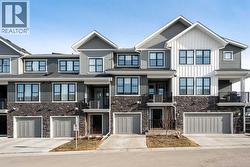 915 Crestridge Common SW  Calgary, AB T3B 6L6