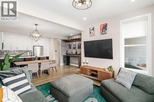 915 Crestridge Common Sw, Calgary, AB - Indoor Photo Showing Living Room