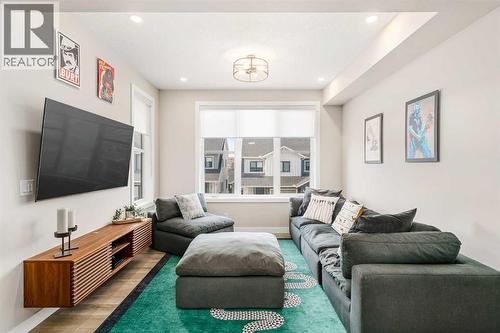 915 Crestridge Common Sw, Calgary, AB - Indoor Photo Showing Living Room