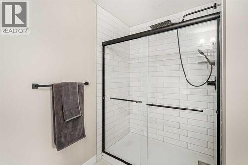 915 Crestridge Common Sw, Calgary, AB - Indoor Photo Showing Bathroom